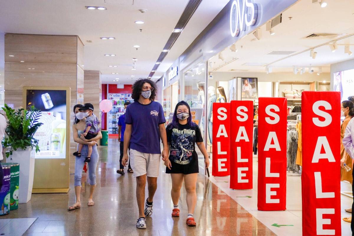 Dịp nghỉ lễ này cũng chính là lúc các TTTM Vincom chứng tỏ sức hút khủng của mình với các tín đồ thời trang. Khiến người chơi “hệ hàng hiệu” chao đảo là hàng loạt chương trình ưu đãi lên đến 50% từ các thương hiệu: Old Navy, Fifflop, Calvin Klein, Mango, OVS… Ngoài ra là còn loạt thương hiệu Muji, Zara, H&M, Uniqlo… vẫn luôn có lượng khách xếp hàng mua sắm.