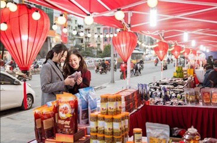 Hút khách không kém là chuỗi hội chợ mua sắm tại các TTTM Vincom với các món hàng tiêu dùng và nông sản chất lượng.