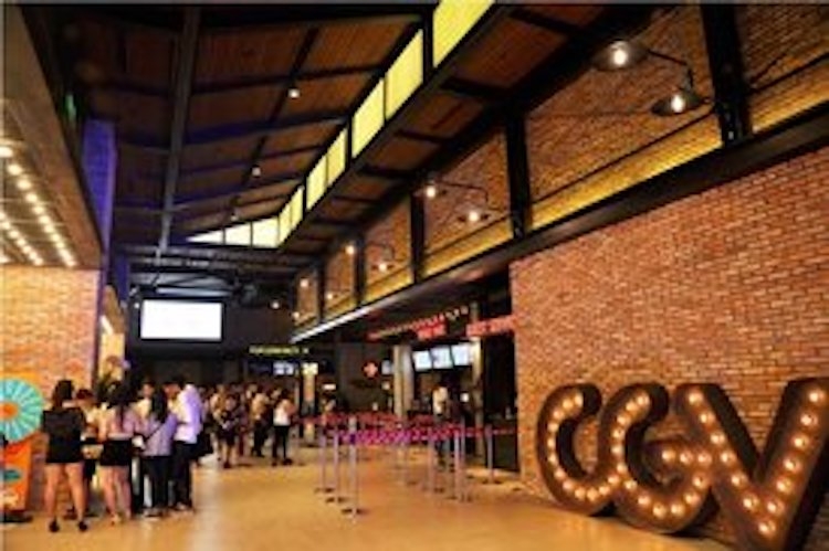 Ngay tại Vincom, nếu mọi người muốn tìm những giây phút thư giãn, rạp chiếu phim sẽ là địa chỉ tuyệt vời. Hàng ngàn vé xem phim 0 đồng trên app VinID là cơ hội để mọi người cùng thưởng thức hàng loạt các phim ăn khách trong dịp này tại hệ thống các rạp CGV Cinemas, BHD Cineplex, Lotte Cinema…