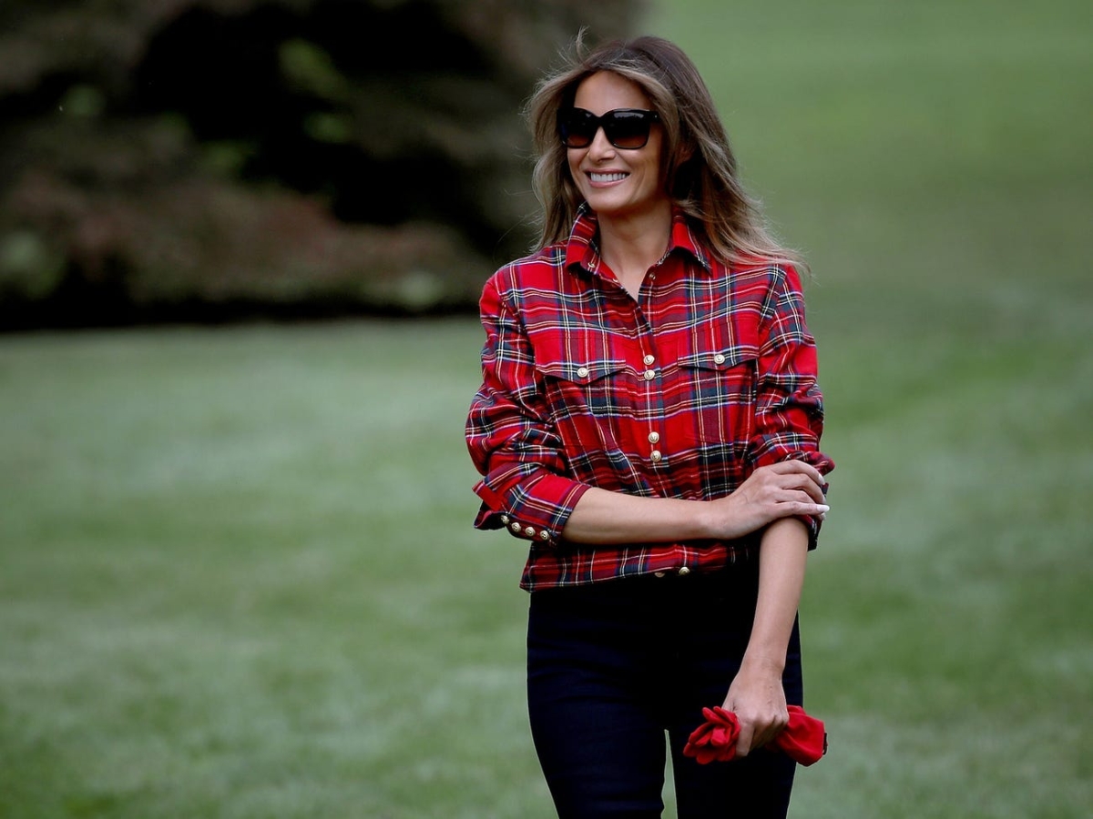Melania Trump đã mặc một chiếc áo sơ mi cài cúc trị giá 690 đô la của Balmain cho một sự kiện tại Vườn bếp của Nhà Trắng vào năm 2017. Melania Trump đã tham dự một sự kiện tại Vườn bếp của Nhà Trắng trong chiếc áo sơ mi cài cúc bằng vải cotton tartan. Nó được bán lẻ trên Net-A-Porter với giá 690 đô la .