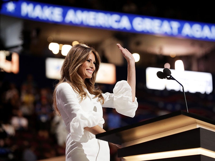 Phát biểu tại Đại hội Toàn quốc của Đảng Cộng hòa năm 2016, Melania Trump đã mặc một chiếc váy Roksanda Margot màu trắng có giá 2.865 USD. Chiếc váy được quảng cáo là một lựa chọn tuyệt đẹp cho cô dâu hiện đại. Melania Trump kết hợp với đôi giày cao gót Christian Louboutin trị giá $ 675. Chiếc váy đã bán hết sạch chưa đầy một giờ sau bài phát biểu của đệ nhất phu nhân và nó không còn có sẵn trên Net-A-Porter.