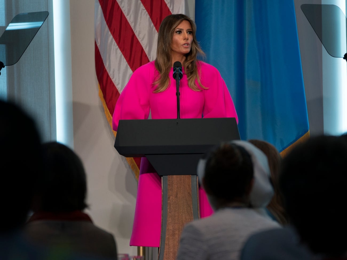 Chiếc váy Delpozo màu hồng được Melania Trump mặc tới Liên Hợp Quốc năm 2017, có giá 2.950 USD. Melania Trump đã nói chuyện về chủ đề bắt nạt trên mạng tại Liên Hợp Quốc, nhưng mọi người không thể ngừng nói về chiếc váy Delpozo màu hồng trị giá 2.950 đô la của bà với tay áo bồng bềnh. Việc lựa chọn trang phục của Melania Trump được cho là đã tiết lộ sự thiếu kinh nghiệm thuyết trình trước đám đông của bà vì chiếc váy không có vẻ quá khổ khi nhìn từ xa, nhưng lại không phù hợp khi nói sau bục.
