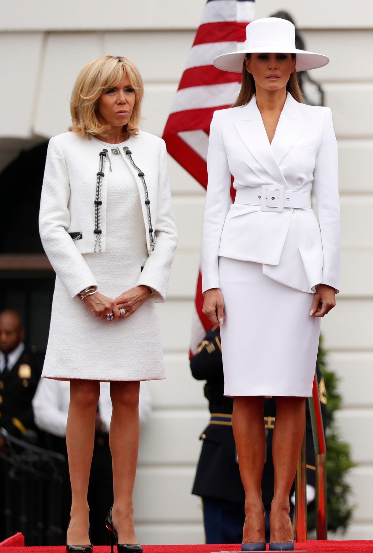 Melania Trump đã mặc một bộ trang phục toàn màu trắng với tổng trị giá 2.970 đô la trong chuyến thăm Mỹ của đệ nhất phu nhân Pháp Brigitte Macron năm 2018. Cả Melania Trump và Đệ nhất phu nhân Pháp Brigitte Macron đều mặc trang phục màu trắng trong chuyến thăm của các nhà lãnh đạo Pháp tới thủ đô Washington. Đây không phải là lần đầu tiên họ ăn mặc giống nhau . Ngoài chiếc áo khoác Michael Kors có giá 2.195 USD, Melania Trump còn đội một chiếc mũ Hervé Pierre và giày cao gót Christian Louboutin trị giá 775 USD.
