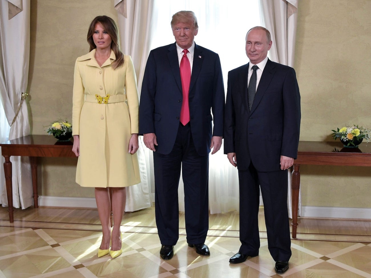 Melania Trump mặc một chiếc áo khoác Gucci trị giá 3,701 USD trong buổi tiếp Tổng thống Nga Vladimir Putin tại Hội nghị thượng đỉnh ở Helsinki vào năm 2018.Melania Trump mặc một chiếc áo khoác màu vàng nhạt với thắt lưng có chi tiết hình con bướm tới hội nghị thượng đỉnh ở Helsinki, nơi Tổng thống Trump gặp Putin. Chiếc áo khoác do Gucci sản xuất đã được bán tại Farfetch với giá 3.701 USD.