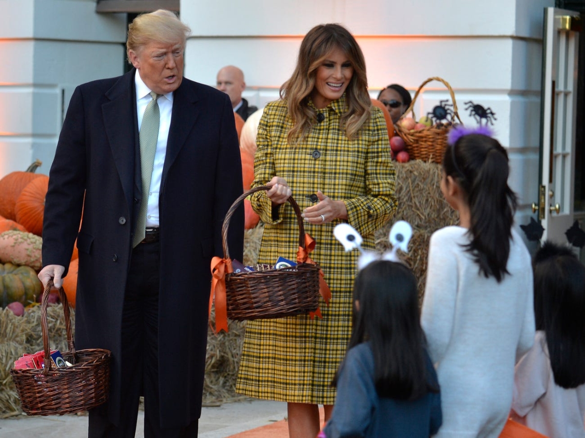 Chiếc áo khoác Bottega Veneta kẻ sọc màu vàng của Melania Trump, được mặc trong sự kiện Halloween ở Nhà Trắng năm 2018, có giá 3.950 USD. Melania Trump tặng kẹo cho những trẻ nhỏ, trong chiếc áo khoác len chải lông kẻ sọc của Bottega Veneta. Nó được bán lẻ trên Net-A-Porter với giá $ 3,950, nhưng không còn nữa.