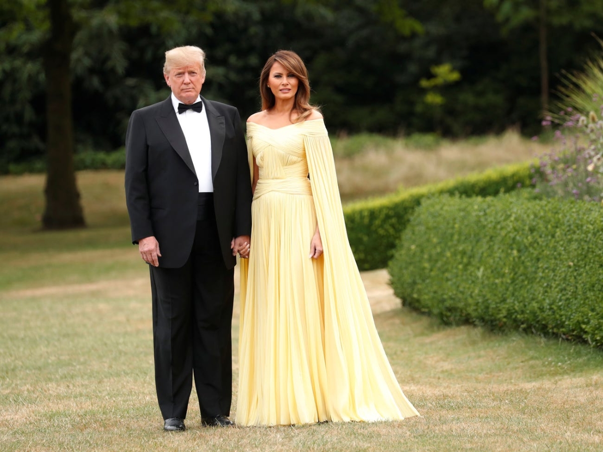 Chiếc váy J. Mendel choàng voan xếp ly màu vàng nhạt của Melania Trump, được mặc trong bữa tối với Thủ tướng Anh lúc bấy giờ là Theresa May, nhân chuyến thăm chính thức đầu tiên của Tổng thống Trump tới Vương quốc Anh, có giá 6.990 USD.