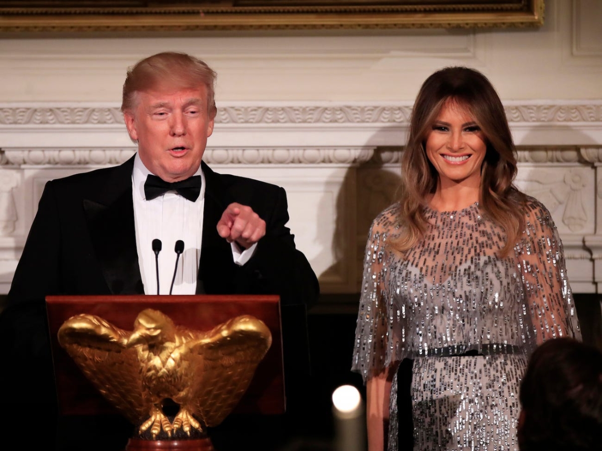 Trong một buổi tiệc chiêu đãi của Nhà Trắng vào năm 2017, Melania Trump mặc một chiếc váy của Monique Lhuillier với giá 7.995 USD. Đệ nhất phu nhân tiếp đón Hiệp hội Lịch sử Nhà Trắng trong bộ váy lấp lánh của Monique Lhuillier. Nó không còn có sẵn trên kệ của Bergdorf Goodman, nơi nó được bán lẻ với giá 7.995 đô la.