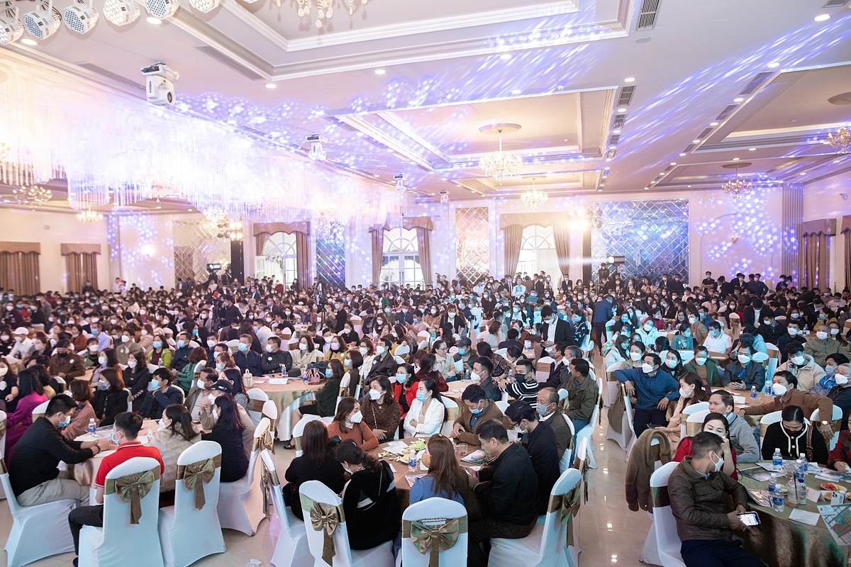 Khách hàng hào hứng mong chờ sở hữu một căn shophouse trong mơ.