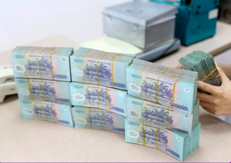 Trong tháng 5, với khoản tiền dưới 1 tỷ đồng, kỳ hạn 1 năm trở lên và gửi tại quầy, lãi suất tiết kiệm cao nhất tại các ngân hàng hiện duy trì trong khoảng từ 5,5% đến 7,0%/năm, tùy từng ngân hàng.