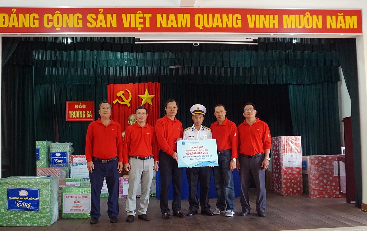 Đoàn công tác PV GAS tham gia thăm hỏi và tặng quà động viên cán bộ chiến sỹ Trường Sa.