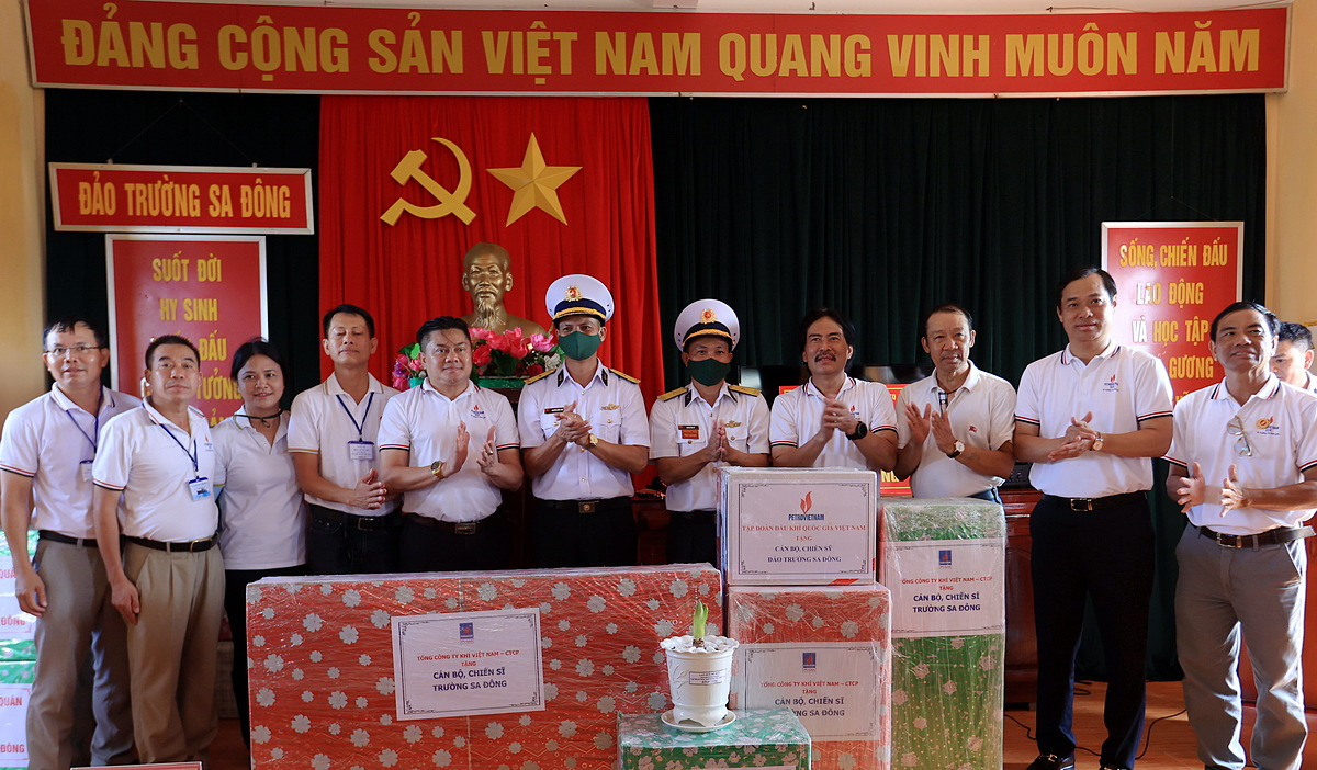 Đoàn công tác PV GAS cùng Đoàn Petrovietnam đã thực hiện chuyến đi cổ vũ, động viên các cán bộ, chiến sĩ đang làm nhiệm vụ cùng với người dân trên 9 điểm đảo của huyện Trường Sa.