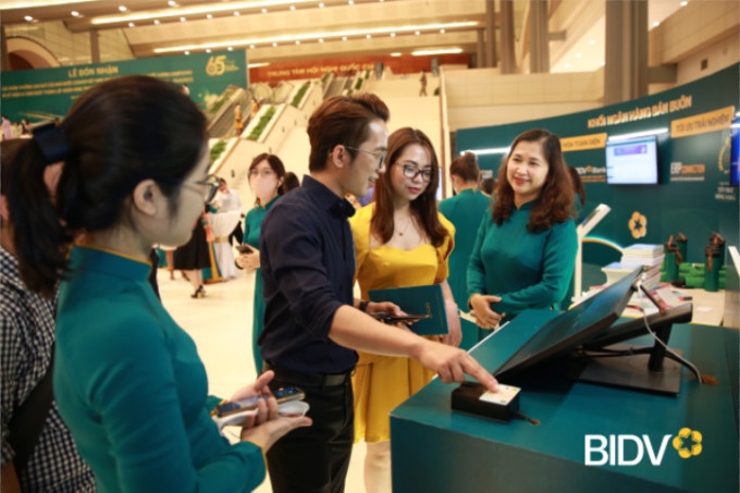Khách hàng trải nghiệm rút tiền mặt bằng thẻ căn cước công dân gắn chip tại BIDV (Nguồn: BIDV)