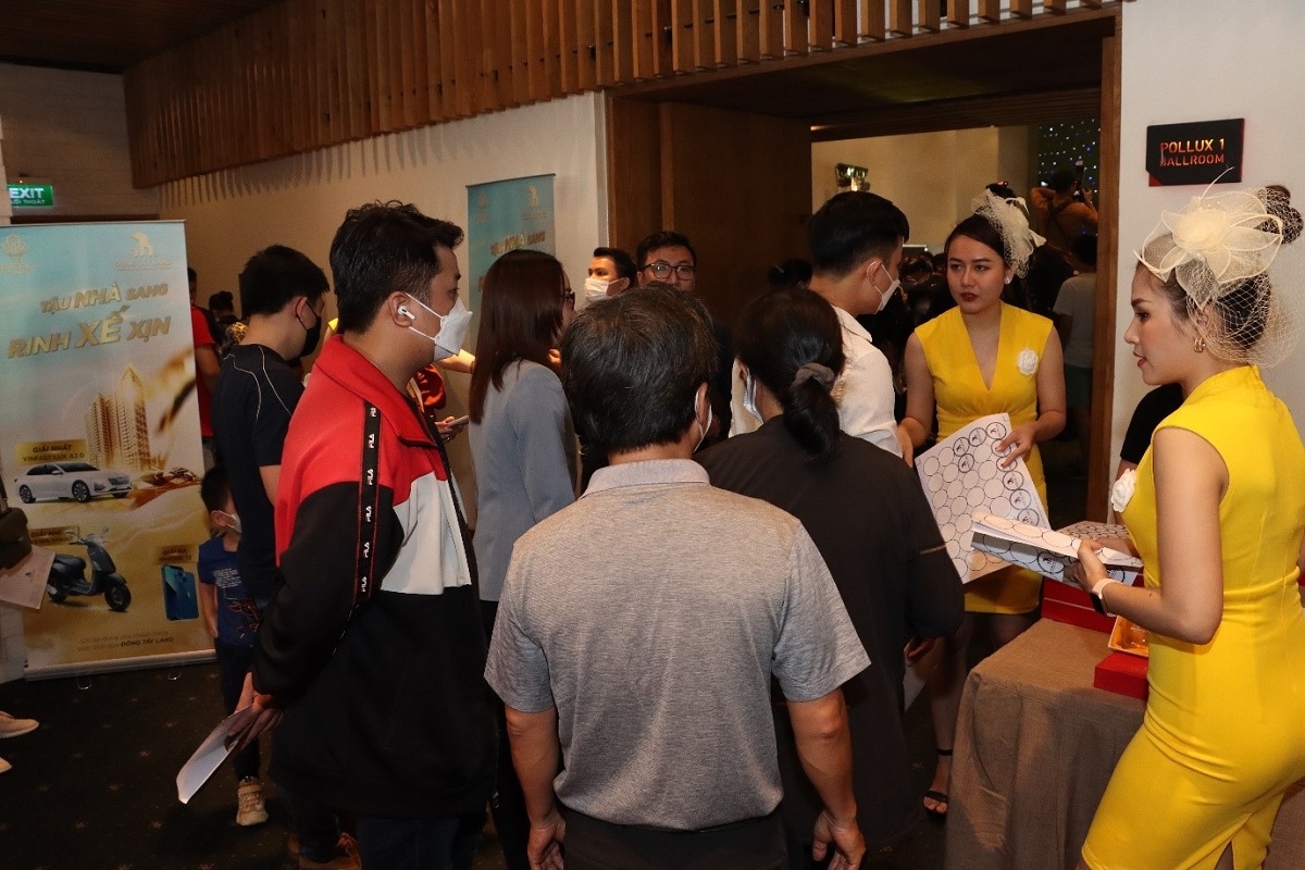 Đông đảo người đến tham dự sự kiện ra mắt The Beverly Solari.