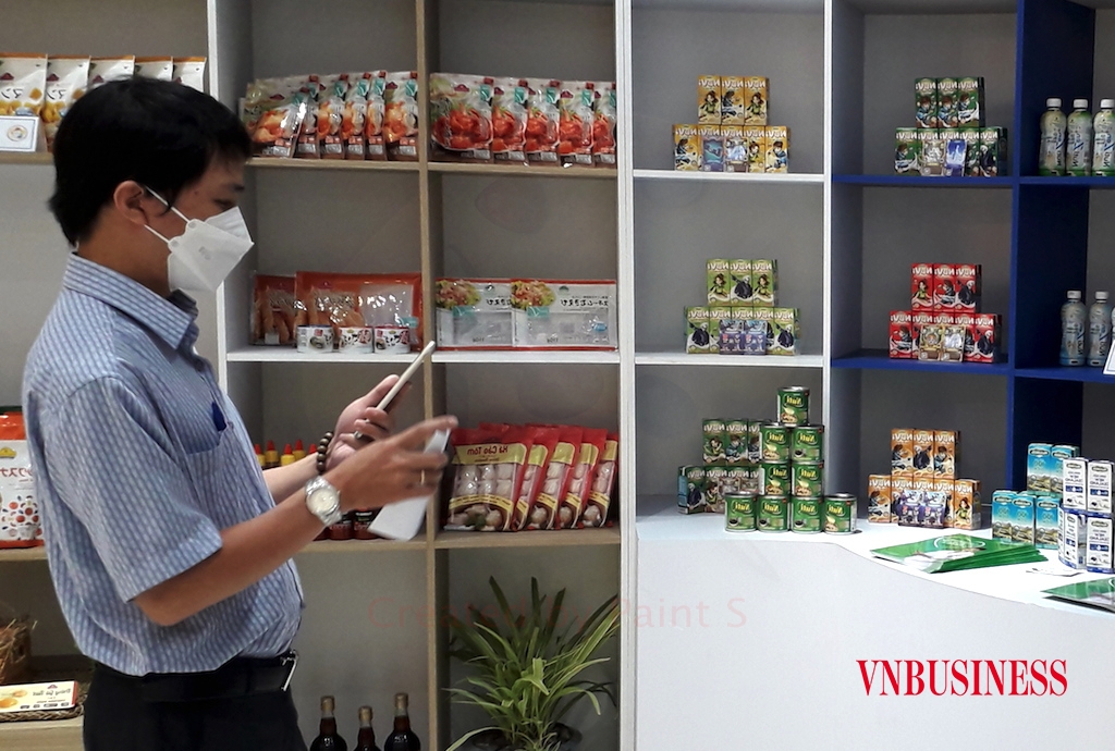 Các chủ DN cần để mắt đến những ứng dụng trực tuyến trên điện thoại đang bước vào “cuộc chơi” ở Việt Nam để từ đó có các chiến lược truyền thông, quảng cáo mục tiêu nhằm tăng hiệu quả bán hàng trên kênh trực tuyến.