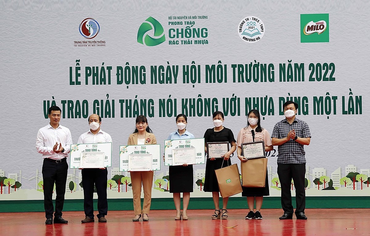 Ban Tổ chức trao giải thưởng cho các trường đạt giải trong Cuộc thi “Tháng hành động nói không với ống hút nhựa dùng một lần”