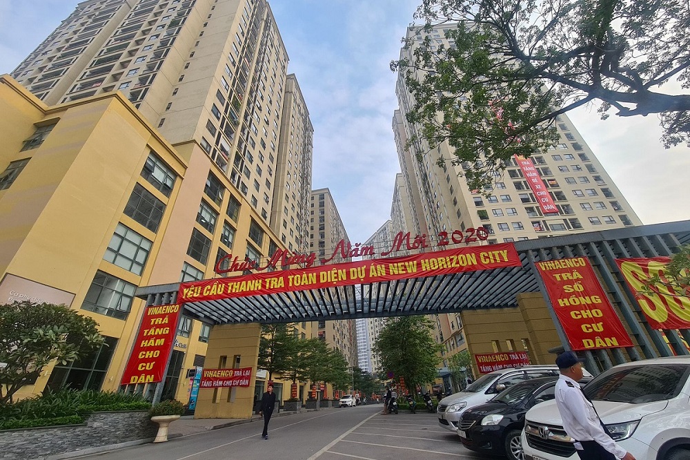 Cư dân chung cư New Horizon City căng băng rôn yêu cầu chủ đầu tư trả sổ hồng.