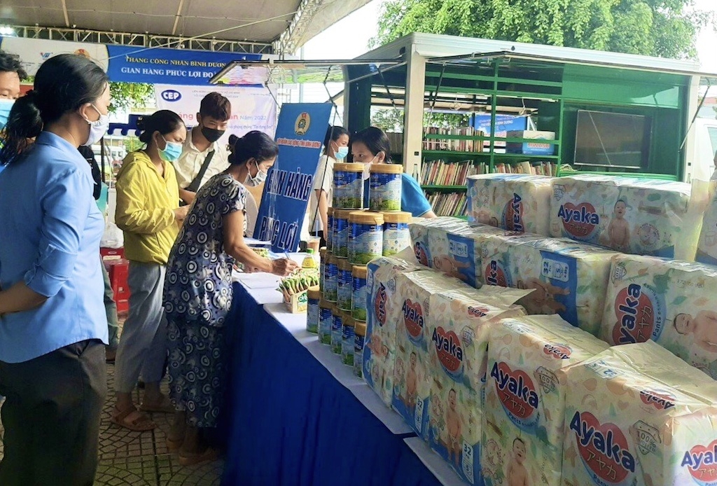 Các công nhân có hoàn cảnh khó khăn ở Bình Dương đến nhận sản phẩm dinh dưỡng của Nutifood.