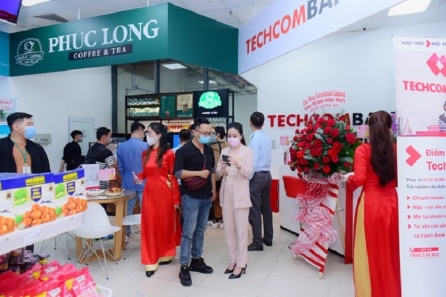 Cửa hàng WinMart theo mô hình mini-mall tích hợp phục vụ nhu yếu phẩm, trà và cafe, dược phẩm, dịch vụ tài chính và viễn thông.