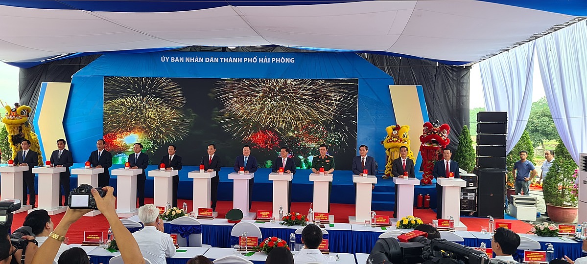 Bấm nút khởi công.