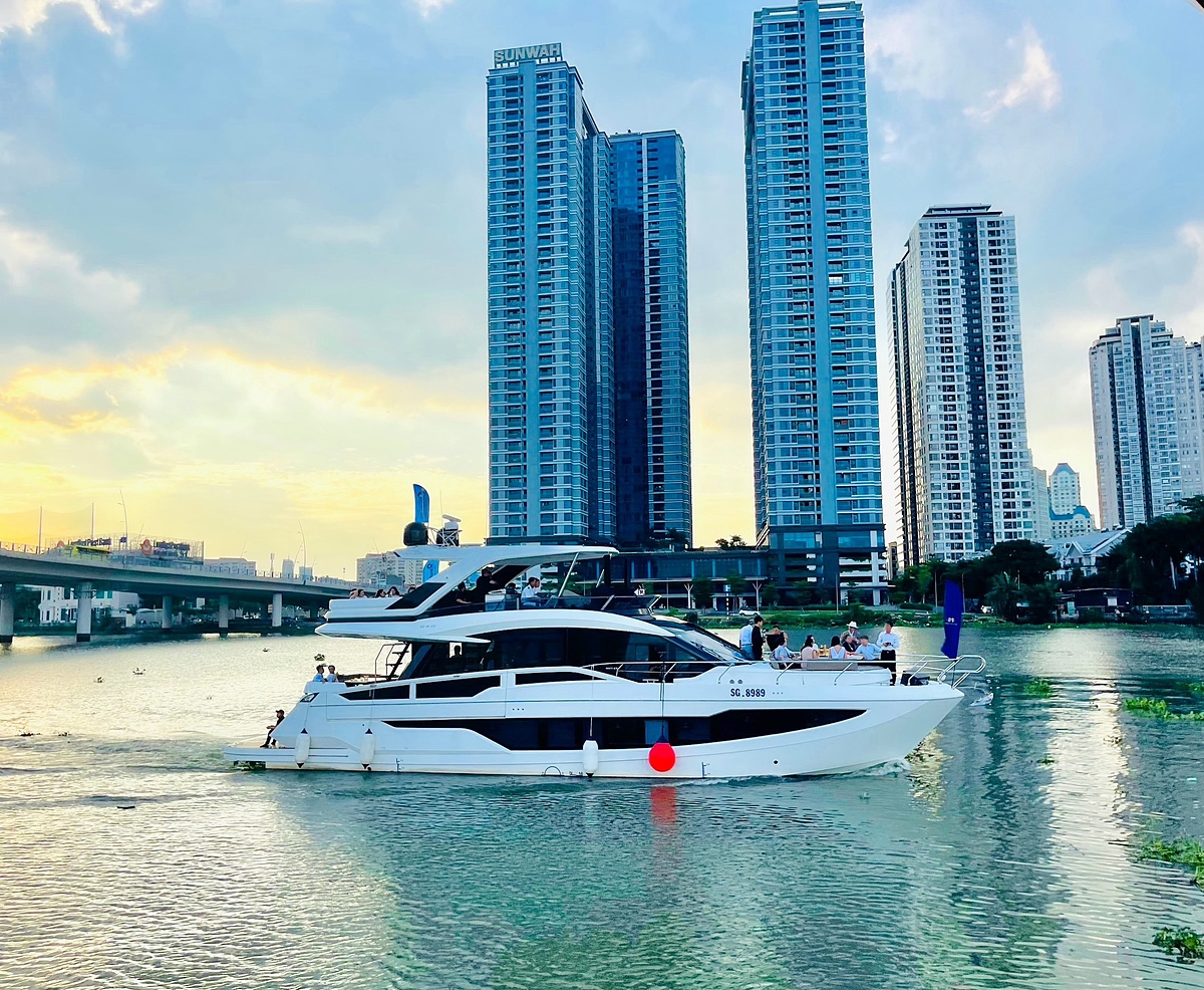 Khách hàng trải nghiệm khoảnh khắc vô giá và đẳng cấp trên du thuyền.