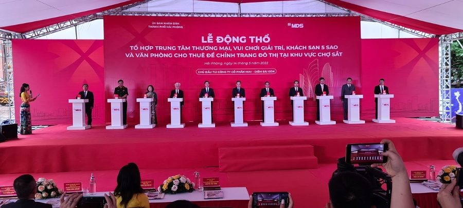 Bấm nút khởi công dự án.