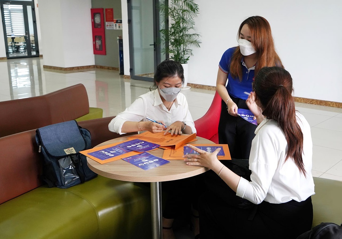 Tư vấn viên của SCB hướng dẫn kỹ lưỡng cho các bạn sinh viên tham gia trong Ngày hội tuyển dụng Ngân hàng – Chứng khoán.