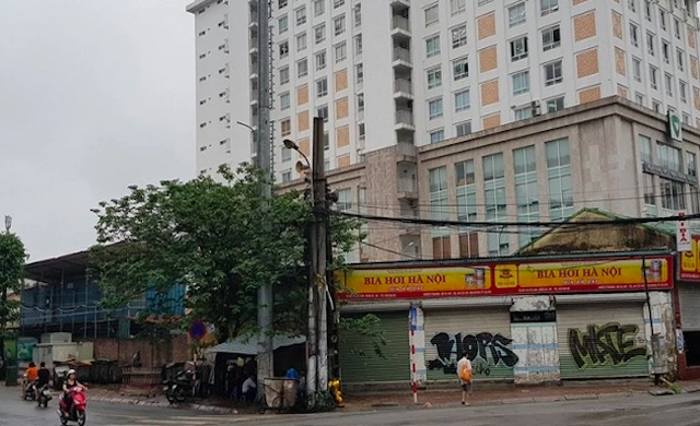 Nhiều năm qua, khu đất 11A Cát Linh được sử dụng làm bãi đỗ xe và kinh doanh nhà hàng.