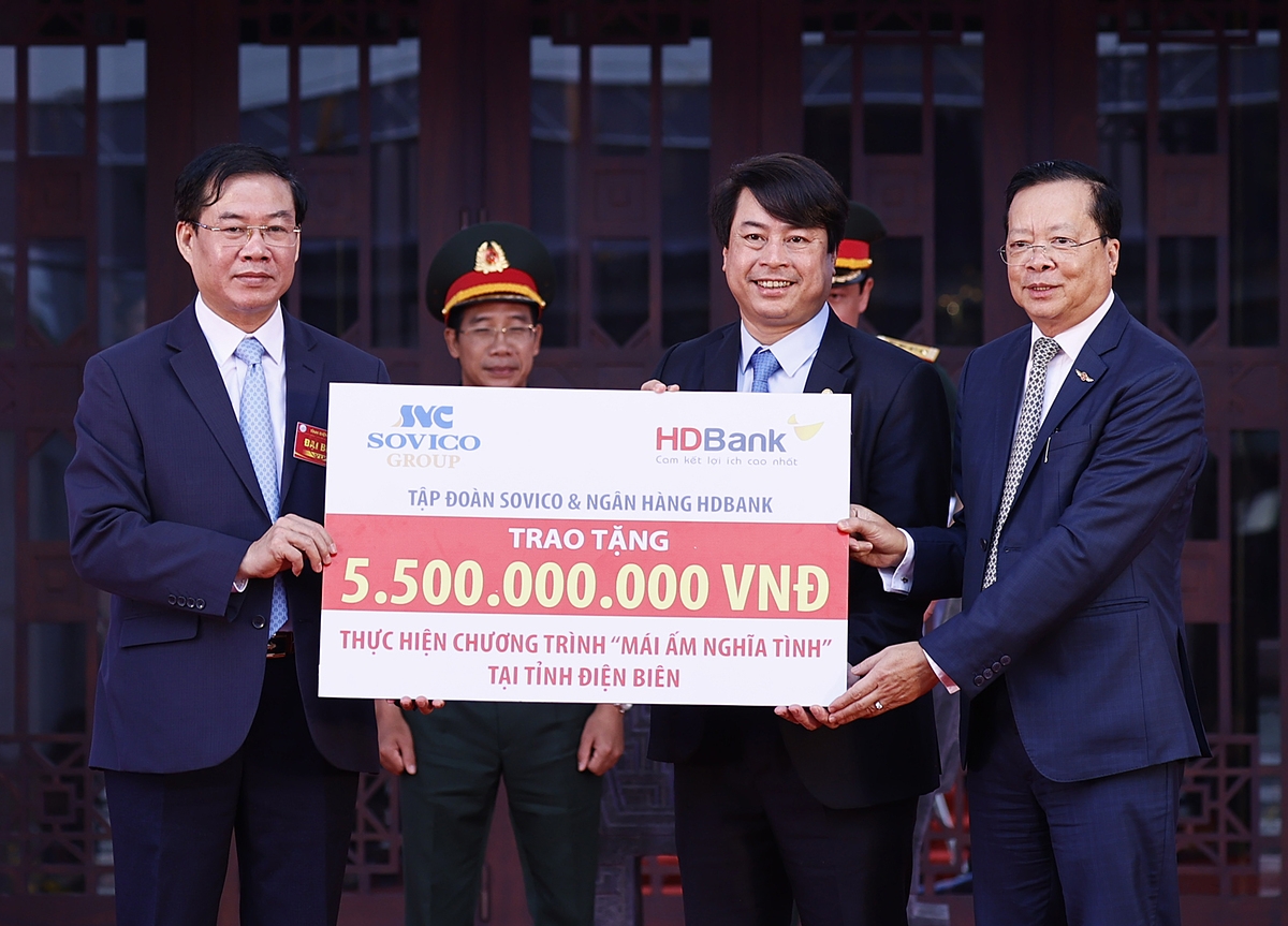 Ông Nguyễn Văn Hảo - Phó Tổng giám đốc Ngân hàng HDBank (giữa) và Ông Chu Việt Cường- Phó Tổng giám đốc Tập đoàn Sovico (bìa phải) trao tặng kinh phí xây dựng 100 căn nhà tình nghĩa với tổng giá trị 5,5 tỷ đồng cho tỉnh Điện Biên.