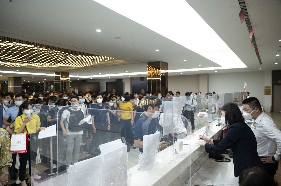 Xếp hàng đợi đến lượt làm thủ tục đăng ký quyền mua căn hộ The Beverly Solari.