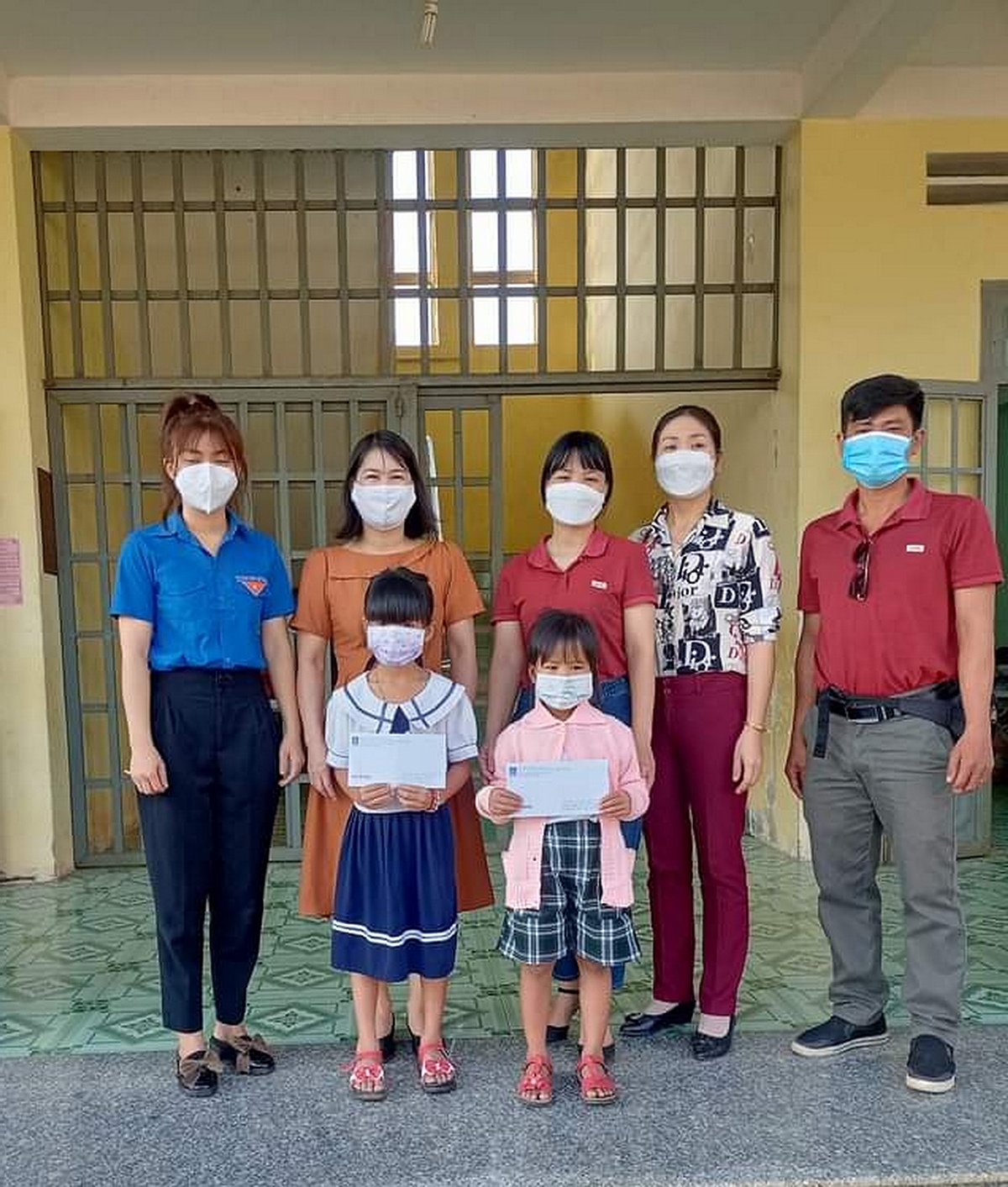 CLB Tấm lòng vàng luôn quan tâm hỗ trợ các em học sinh vượt khó học giỏi.