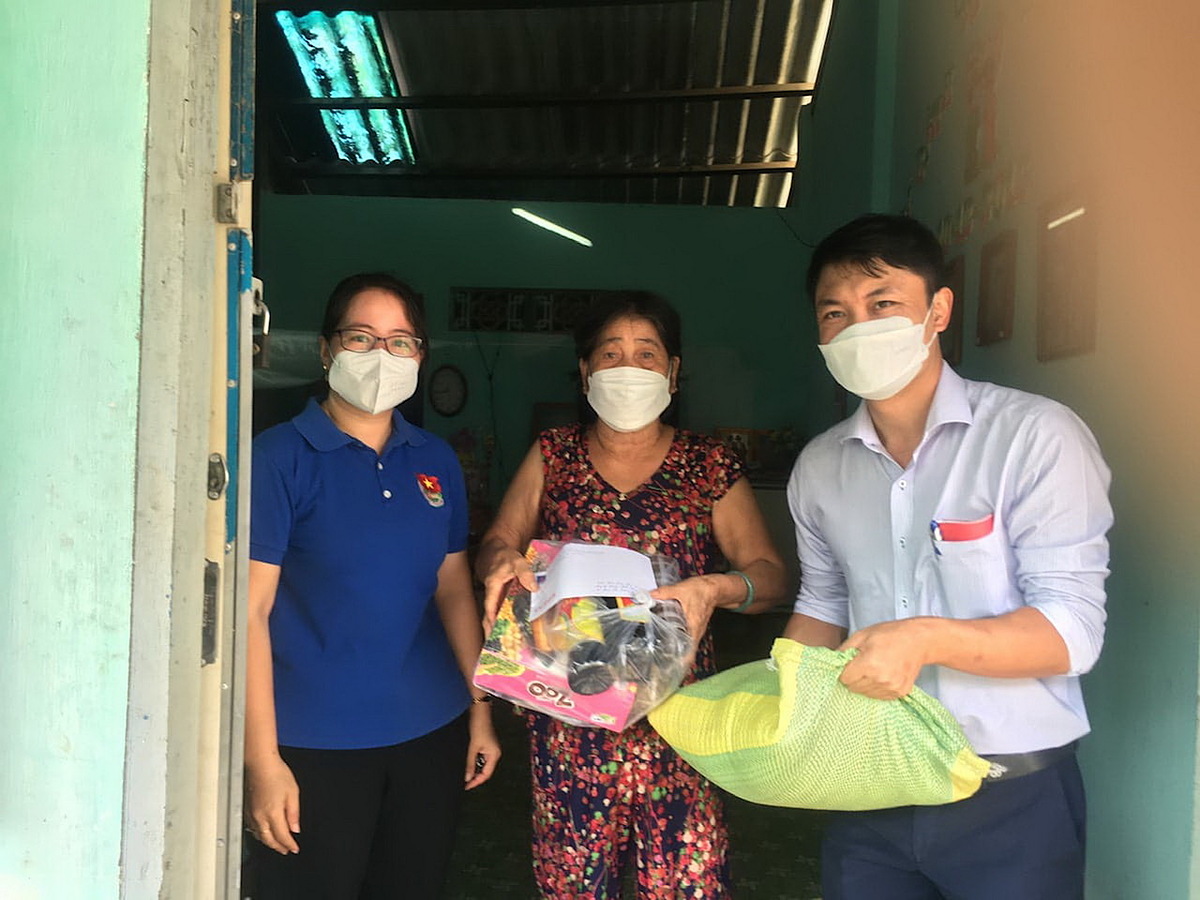 Thăm hỏi các hoàn cảnh khó khăn ngay tại gia đình.