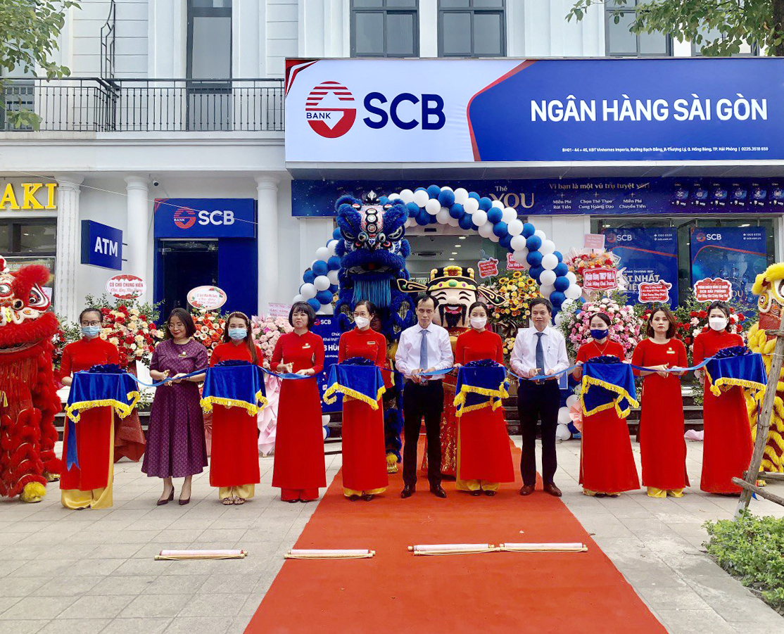 Các Đại biểu cắt băng khai trương Trụ sở mới SCB Hùng Vương.