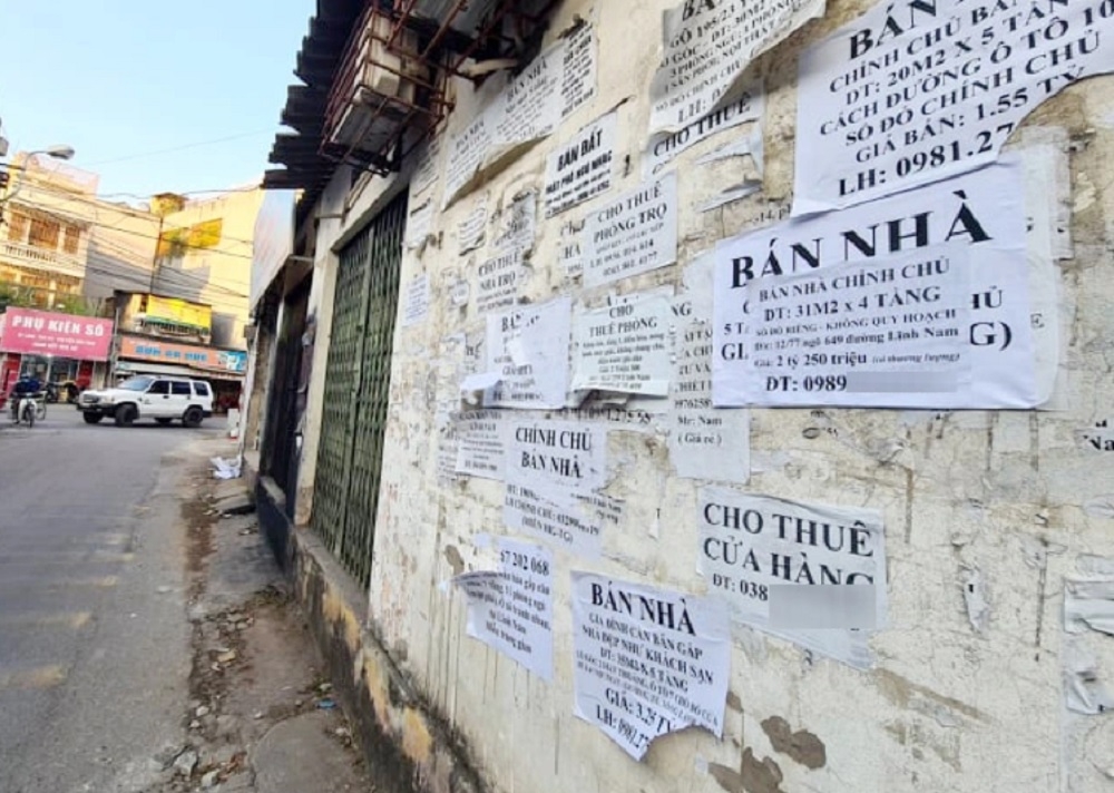 Thông tin rao bán được dán khắp nơi tại quận Hoàng Mai.