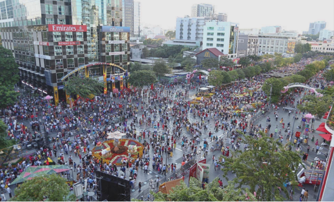 Phố đi bộ Nguyễn Huệ chật kín người dịp lễ Tết (Ảnh: Cafef.vn)