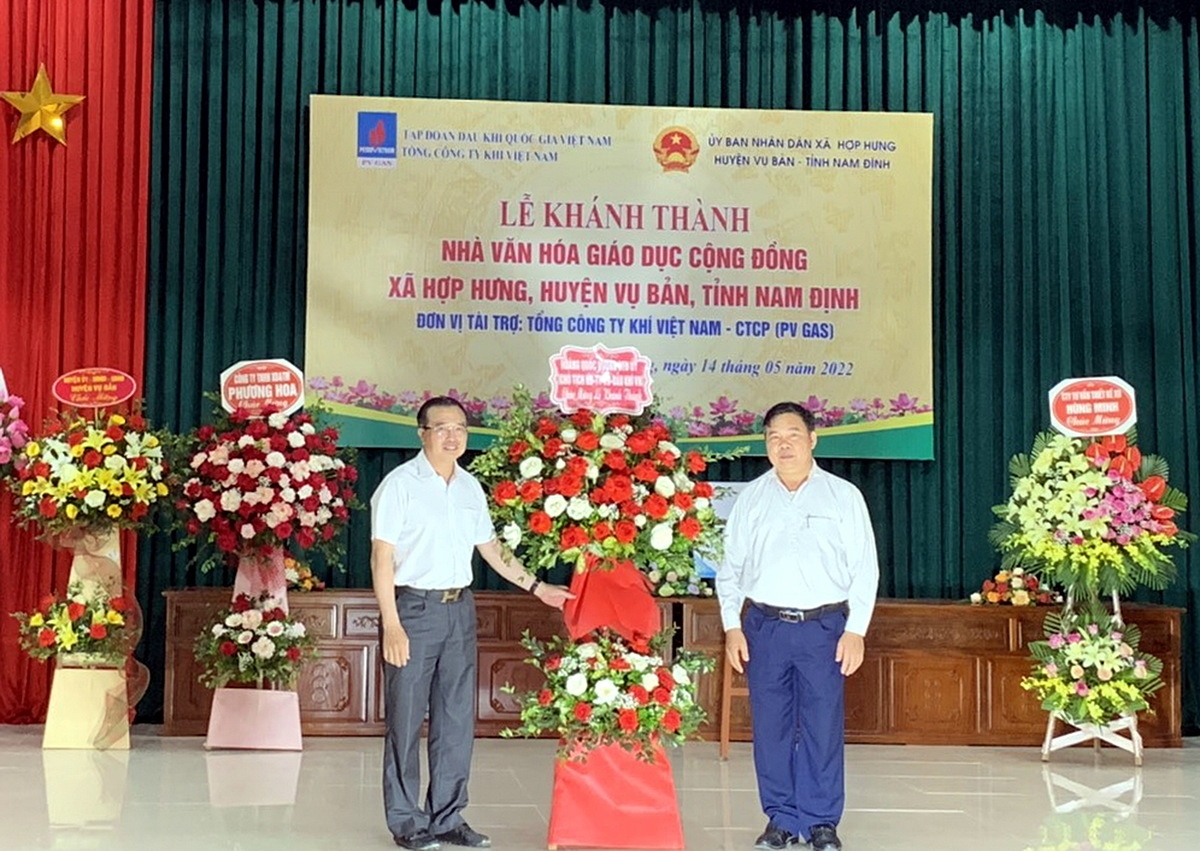 Ông Hoàng Quốc Vượng - Bí thư Đảng ủy, Chủ tịch HĐTV Tập đoàn DKQGVN chúc mừng khánh thành công trình Nhà văn hóa giáo dục cộng đồng xã Hợp Hưng.