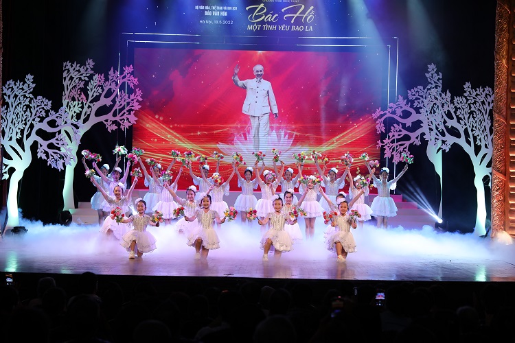 Đêm nhạc hát về Bác.
