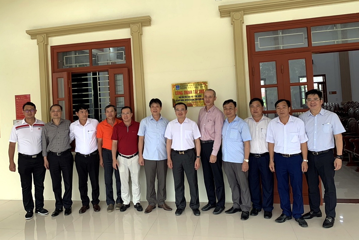 Các vị đại biểu chúc mừng ngày vui của xã Hợp Hưng.