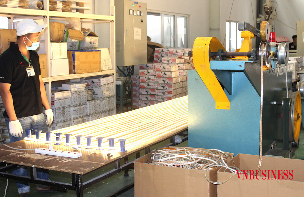 Trước những khó khăn của doanh nghiệp, các nhà hoạch định chính sách thuế cần lưu tâm để tránh kiểu “tự lấy đá ghè chân mình”.