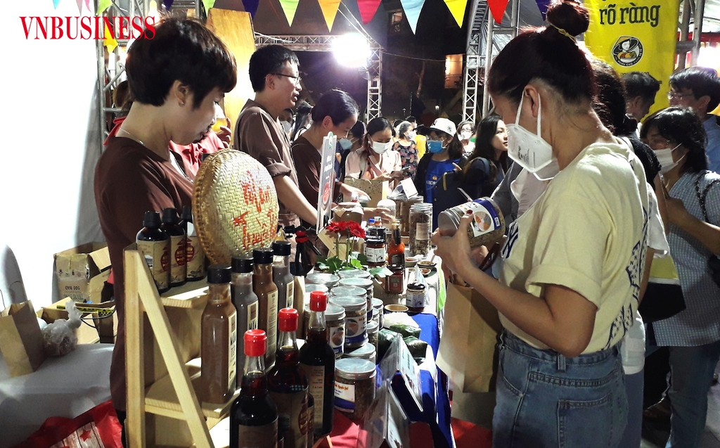 Các mặt hàng thực phẩm được sản xuất thủ công thu hút nhiều người mua, rất cần ghi nhãn dinh dưỡng nhằm góp phần đảm bảo an toàn thực phẩm, nhưng nên có lộ trình phù hợp.