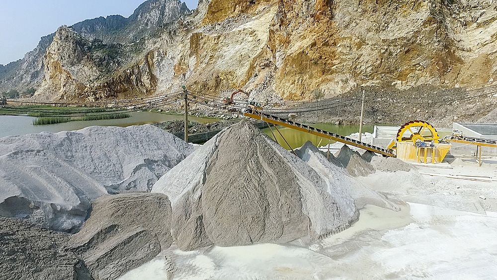 Nhiều doanh nghiệp đã đầu tư dây chuyền sản xuất cát nhân tạo từ đá, sỏi... nhưng loại vật liệu này chưa được sử dụng nhiều trên thị trường.