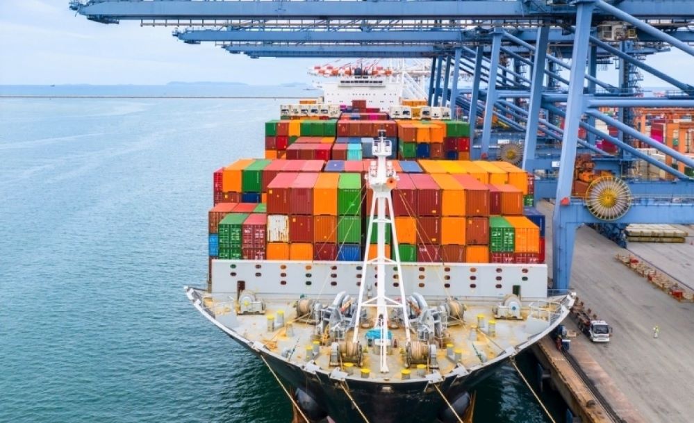 Trong kỳ 1 tháng 5/2022, cán cân thương mại hàng hóa thâm hụt 2,7 tỷ USD. Lũy kế đến hết ngày 15/5/2022, cán cân thương mại hàng hóa thâm hụt 223 triệu USD (Ảnh: Int)