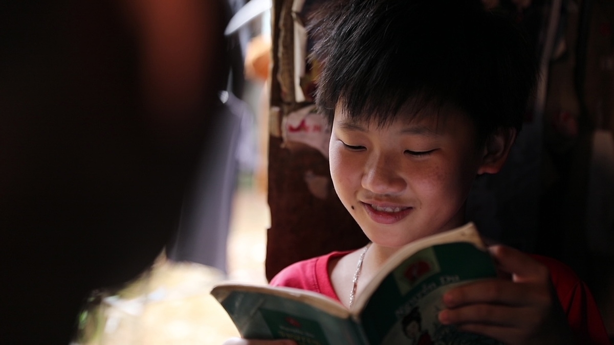 Hành trình ý nghĩa cũng góp phần thắp sáng ước mơ được tiếp tục đến trường của các em nhỏ, trong đó có cả “chiếc lá chưa lành” rất hiếu học và luôn lạc quan – em Trần Đại Phúc (Quảng Bình).