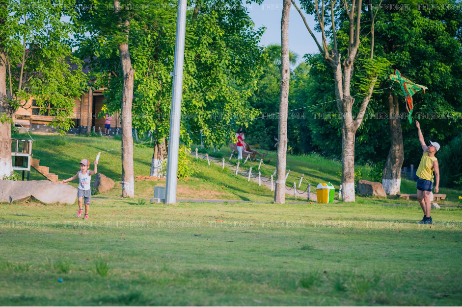 Tiếp xúc gần gũi thiên nhiên khiến trẻ hứng thú hơn với việc tìm hiểu thế giới tự nhiên phong phú.