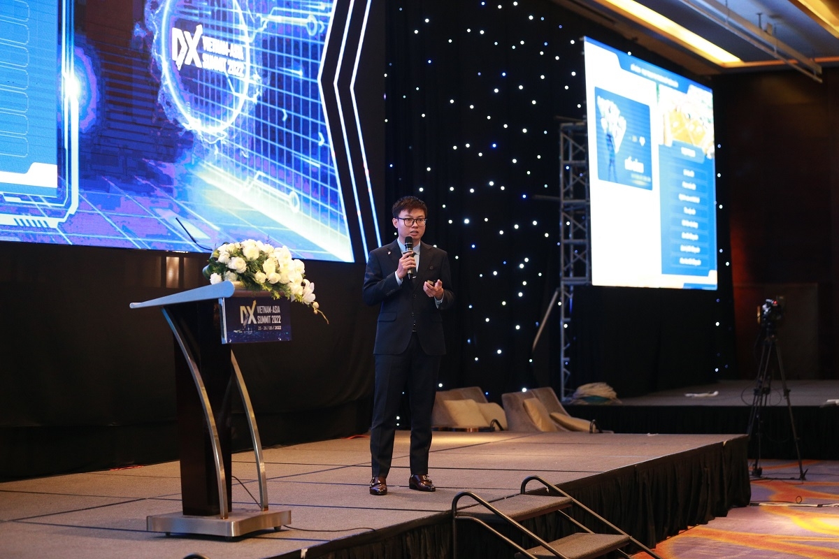 Ông Hà Tuấn Khang, Giám đốc Trung tâm Công nghệ Marketing của Meey Land với bài chia sẻ: “Chuyển đổi số trong lĩnh vực bất động sản - Doanh nghiệp Proptech sẵn sàng đồng hành cùng Chính phủ”.