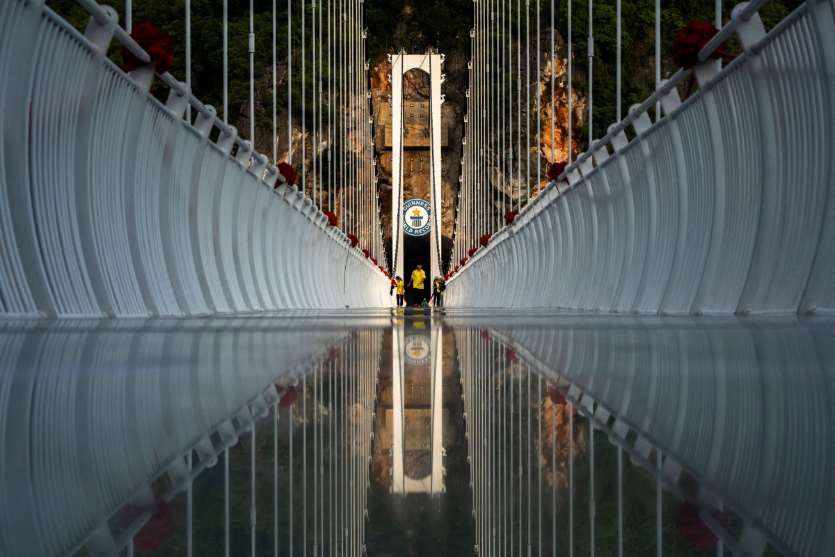 Sàn cầu làm bằng loại kính siêu cường lực Saint Gobain của Pháp, có thể chịu được tối đa 450 người cùng lúc. Du khách đứng trên cầu có thể bao quát tầm nhìn ngoạn mục ra 4 phía xung quanh công viên. REUTERS / Athit Perawongmetha