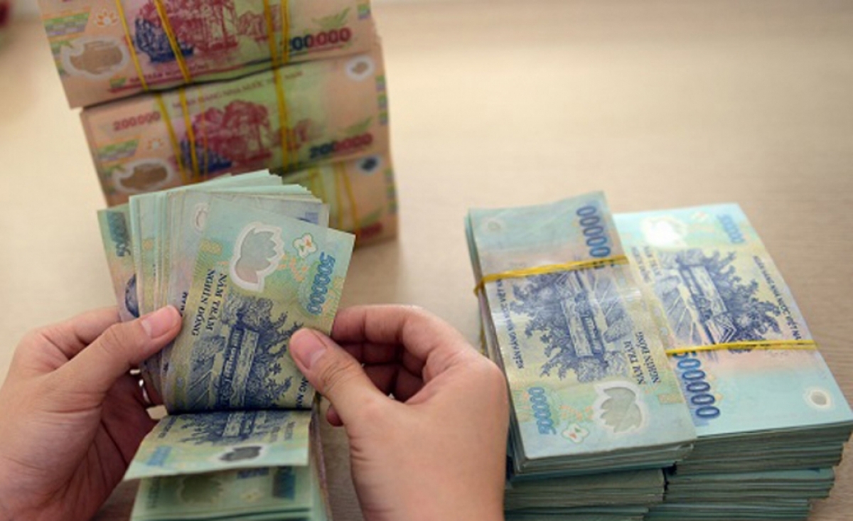 Các chuyên gia nhận định dòng tiền sẽ tiếp tục chảy vào ngân hàng khi lãi suất tiết kiệm dự báo sẽ còn tăng