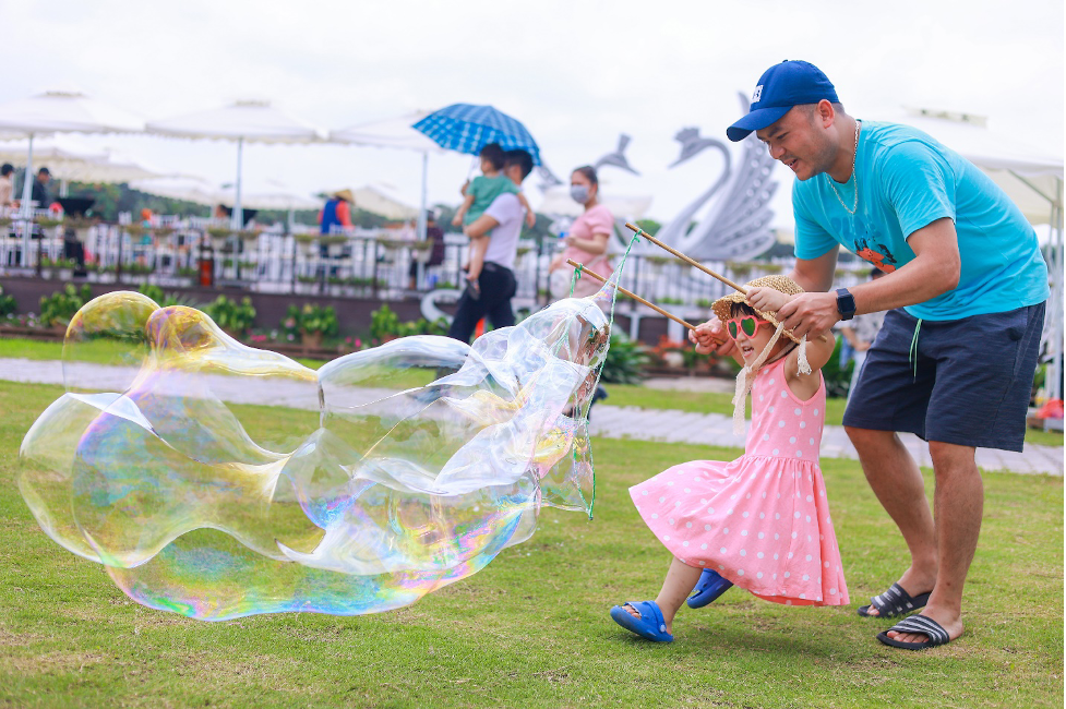 Cha mẹ gần vũi với con trẻ hơn khi vui chơi ngoài trời.