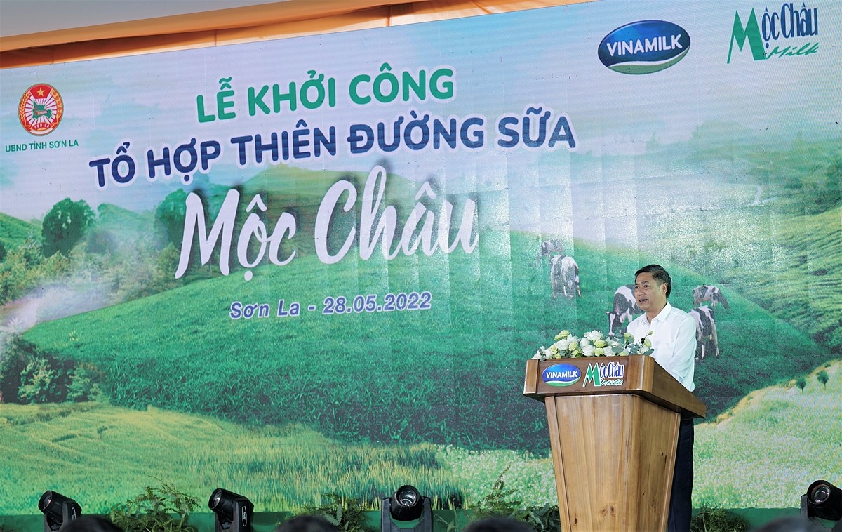 Ông Nguyễn Hữu Đông - Ủy viên BCH Trung ương Đảng, Bí thư Tỉnh ủy tỉnh Sơn La phát biểu và đánh giá cao về dự án do Vinamilk, Mộc Châu Milk đầu tư tại Mộc Châu.