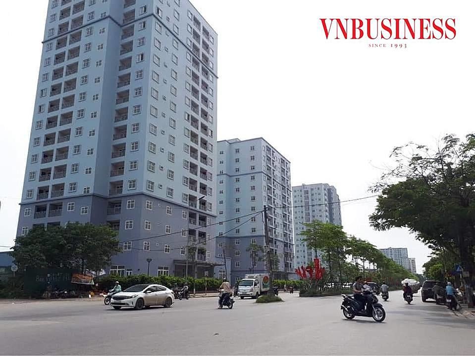 3 tòa nhà đối diện hồ Đền Lừ, nằm trên đường Tân Mai đã được hoàn thiện khá lâu nhưng chưa có người ở.