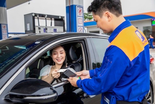 Khách hàng mua xăng dầu và thanh toán bằng thẻ không tiếp xúc Visa
